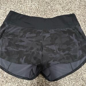 Lululemon Women's run times Black Camo Shorts size 10 4 inch inseam